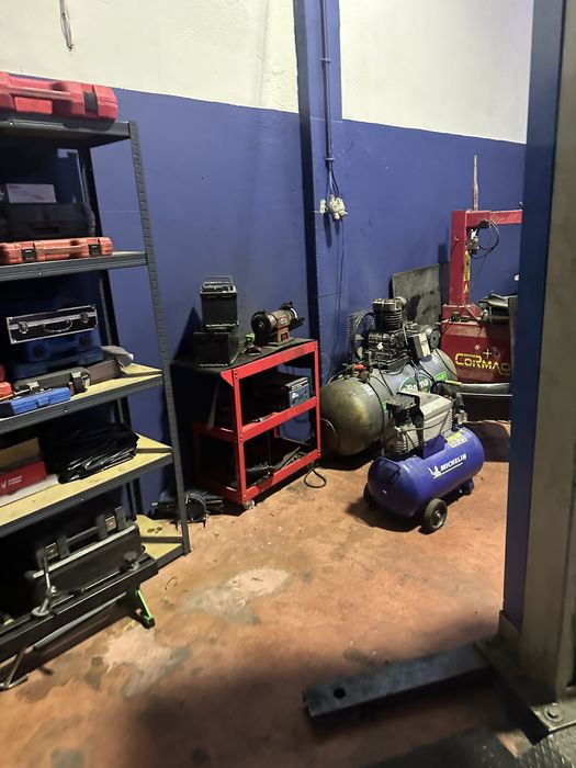 Recheio de oficina ainda en funcionamento