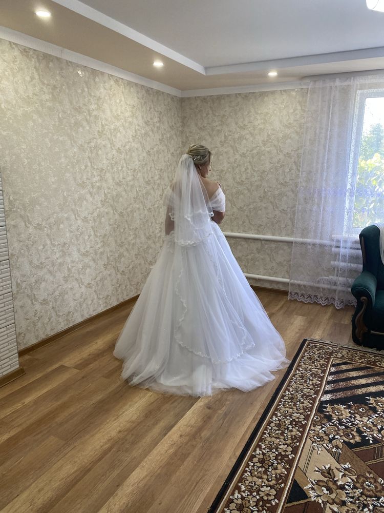 Весільна сукня, білого кольору