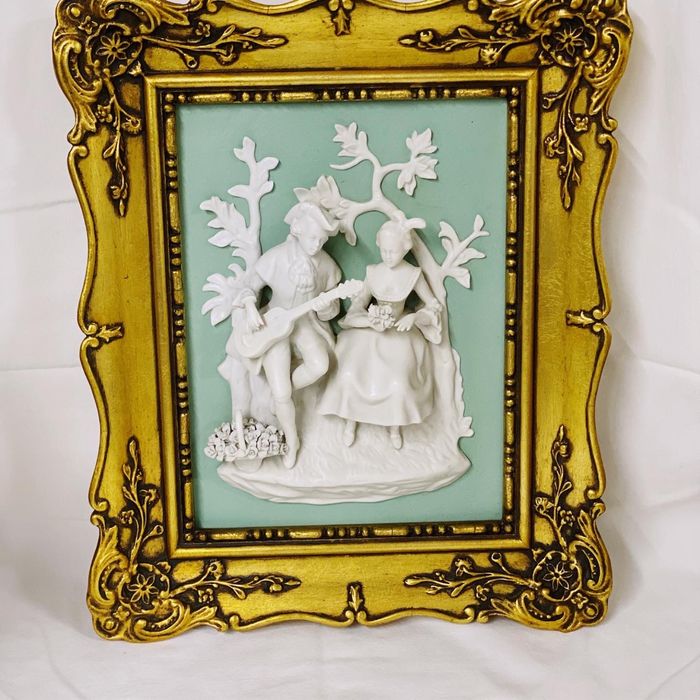 Quadro com moldura dourada e placa biscuit