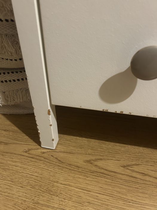 2 comodas Ikea com marcas - mas completamente funcionais