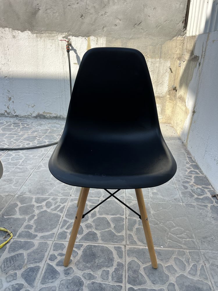 Cadeiras pretas e mesa branca