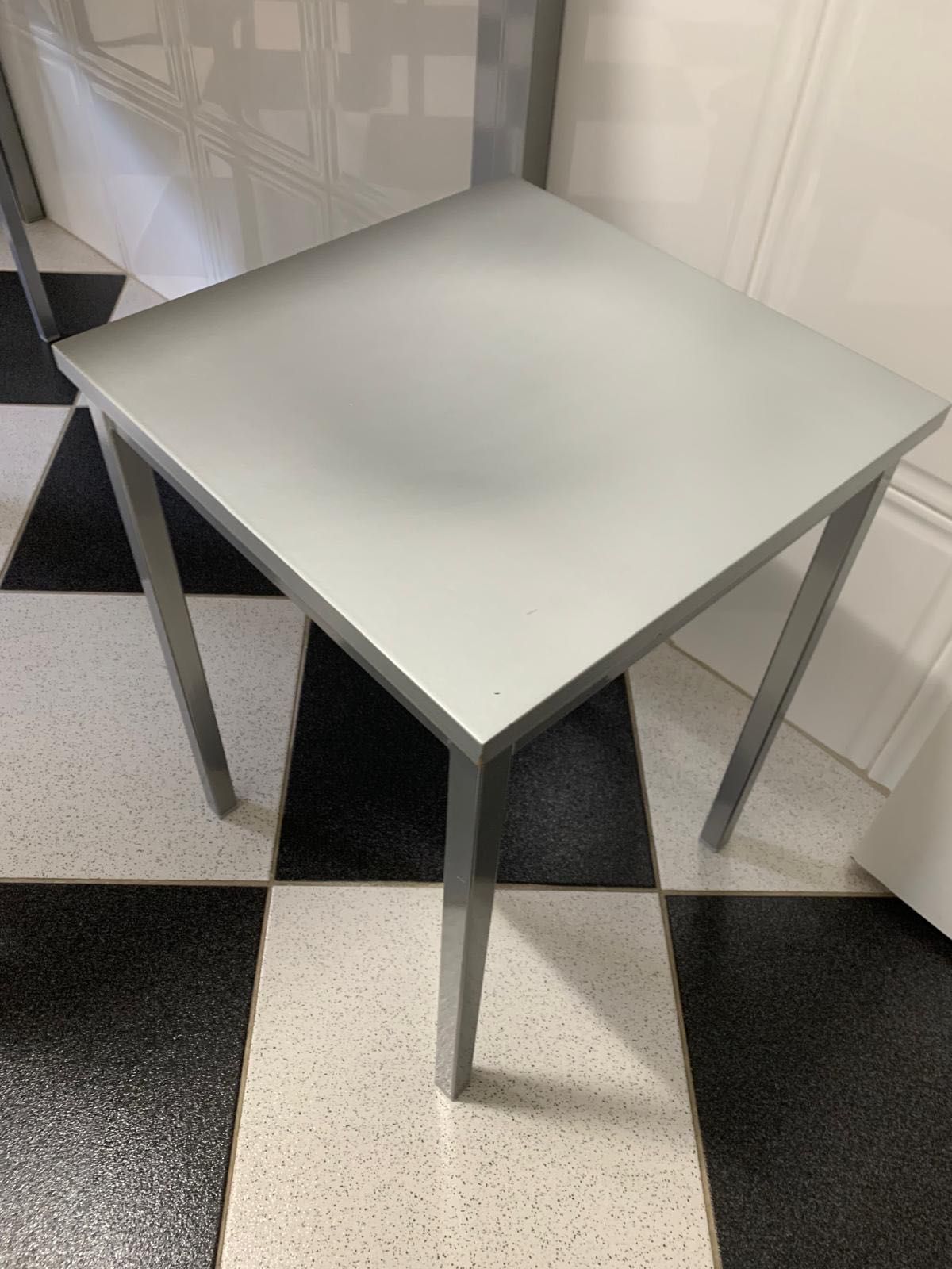 Mesa com 2 cadeiras e dois brancos em cinza