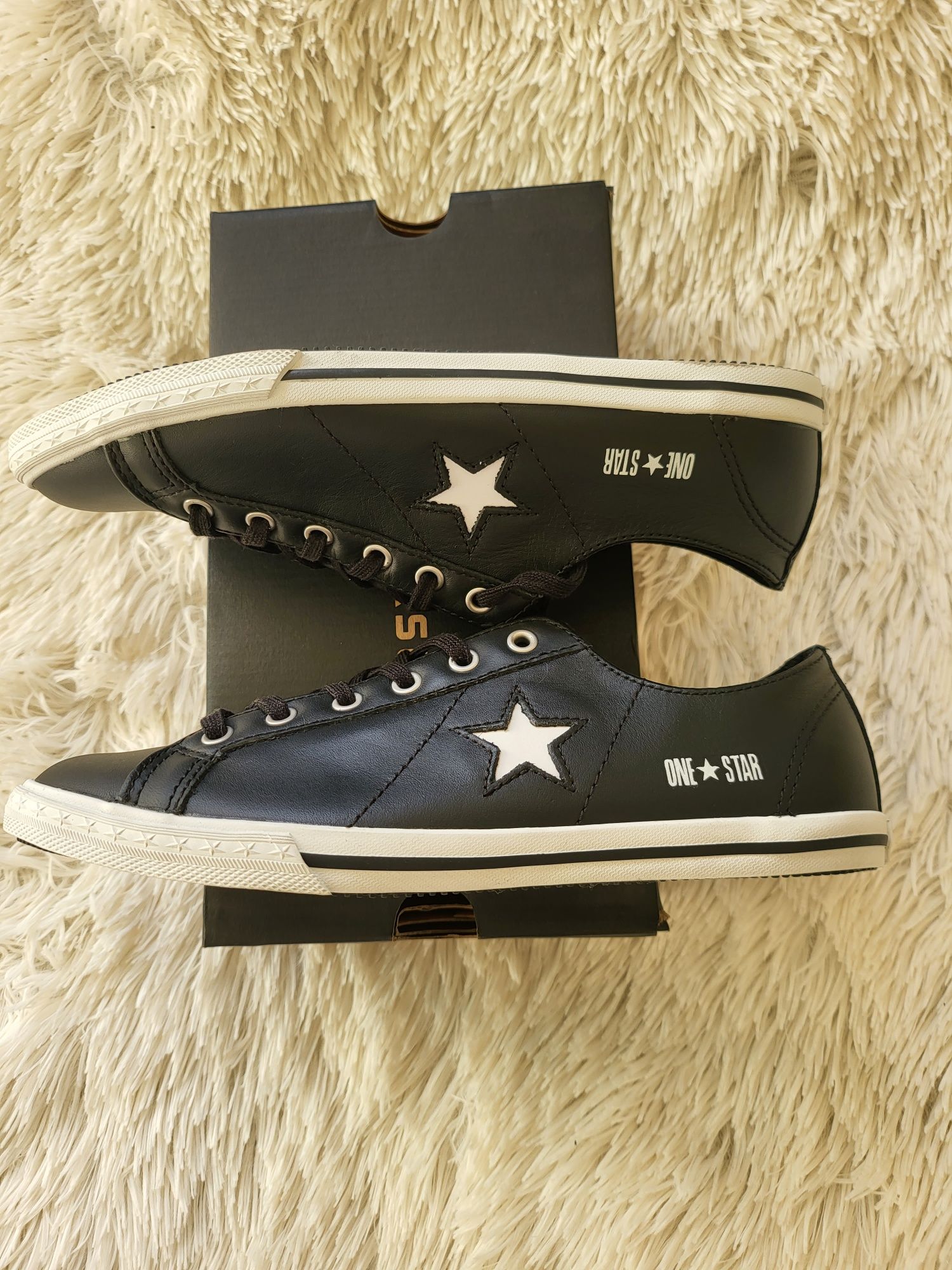 Obuwie damskie Converse.