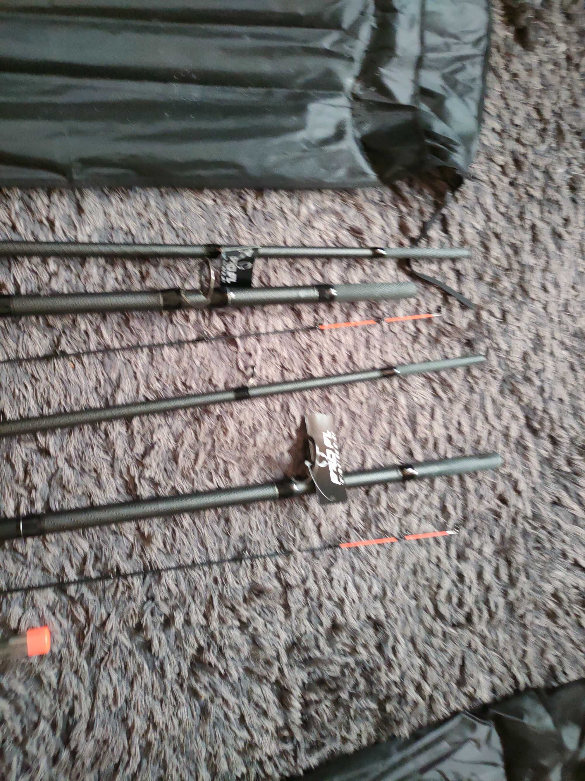 2 feedery Black Panther 3,60m-150 gram+2 kołowrotki wolny bieg 5000