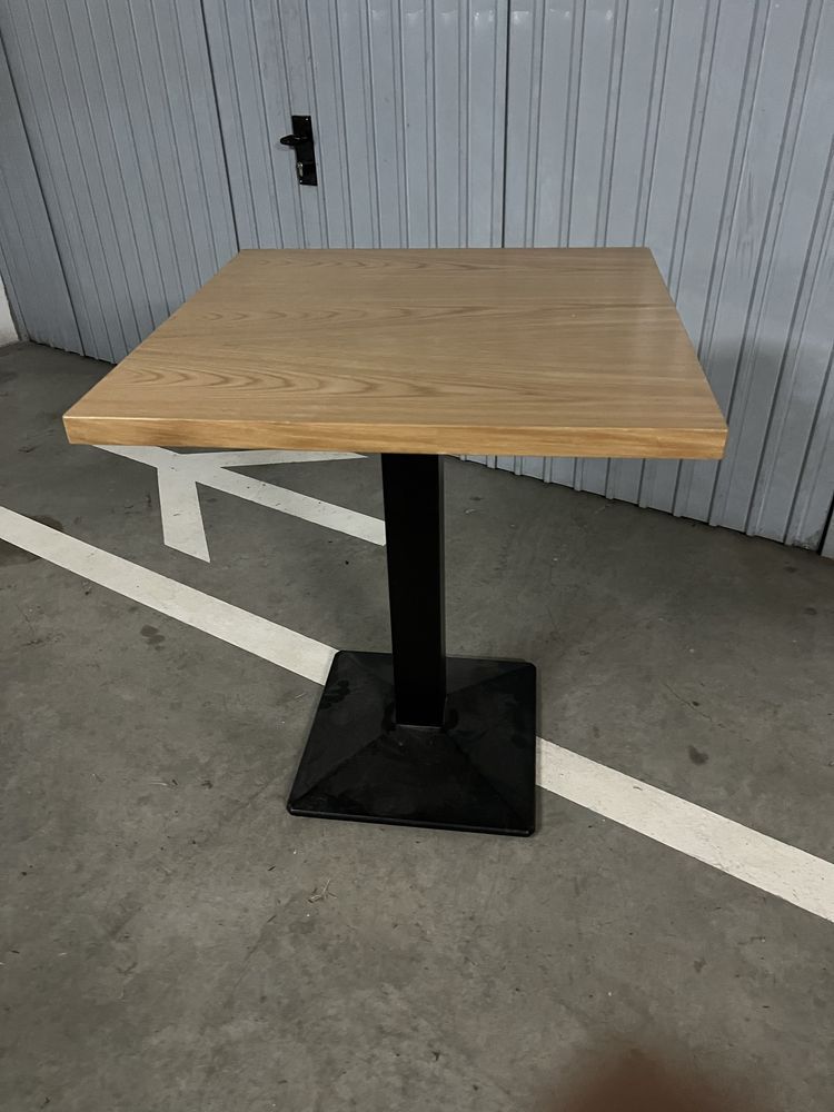 Mesa com tampo em madeira