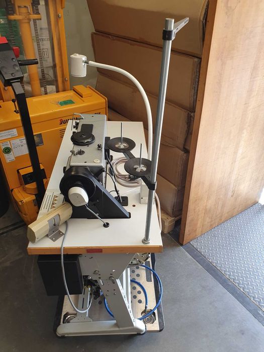 Máquina de costura industrial "Adler"