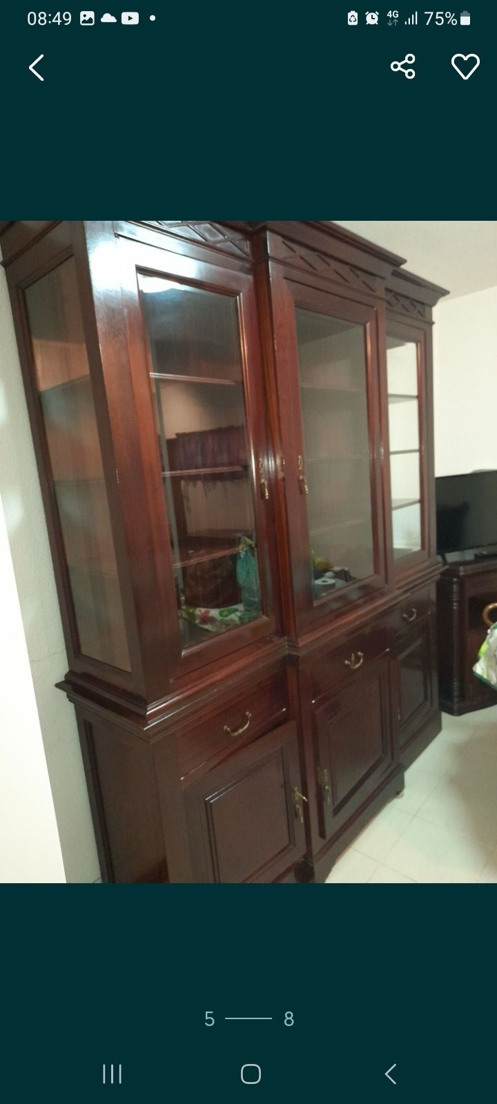 Cristaleira e mesa com 4 cadeiras