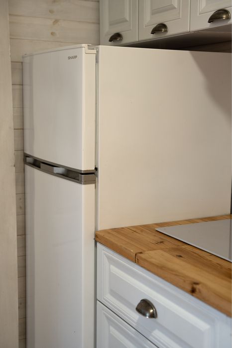 Дивовжний будиночок на березі чистого озера