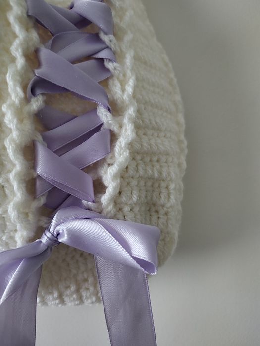 biała torebka z fioletowymi wstążkami