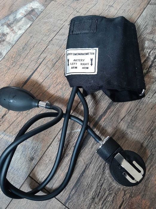 Ciśnieniomierz manualny  ze  stetoskopem i etui