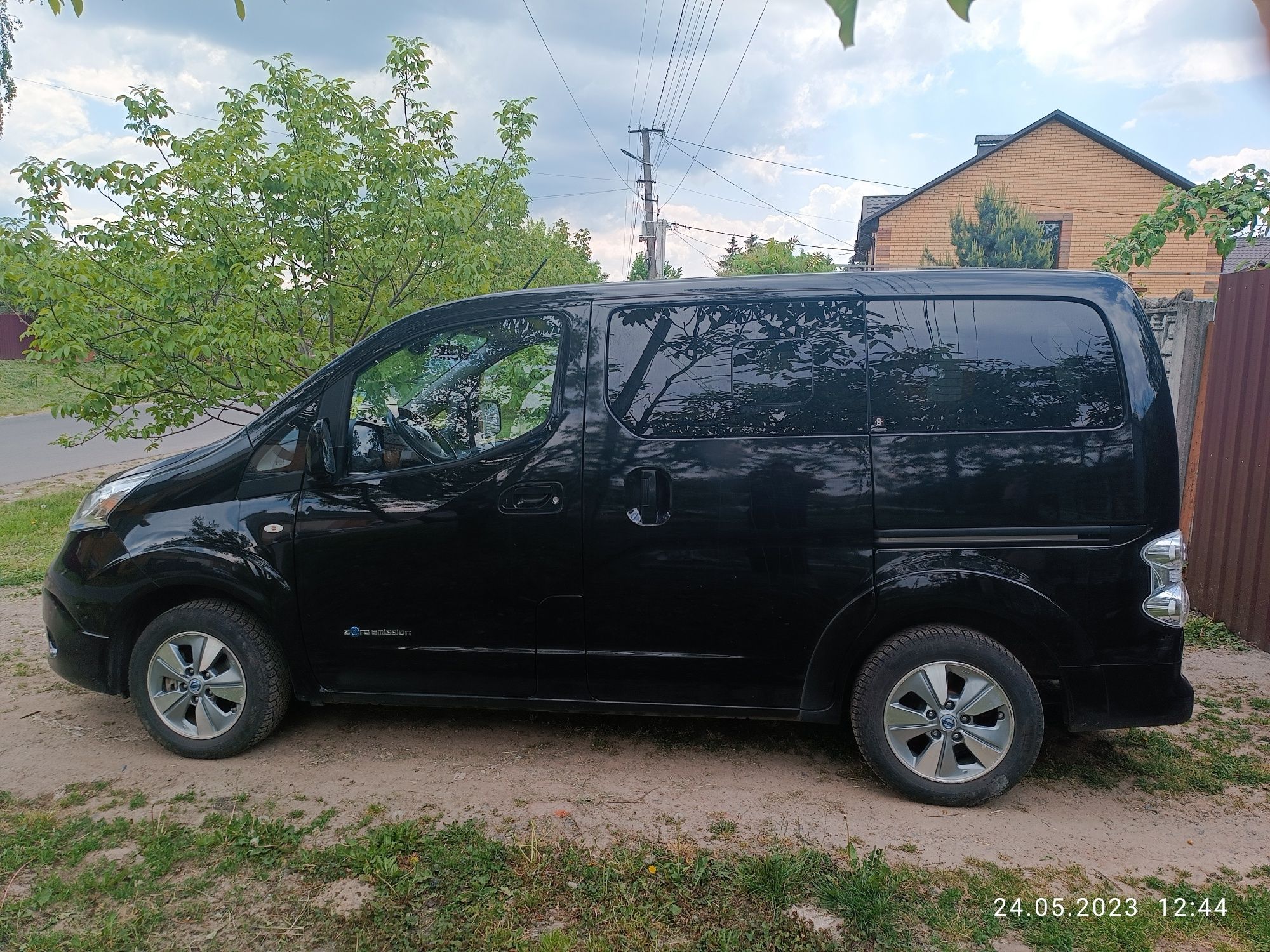 Здам в довгострокову оренду електромобіль Nissan E-NV 200