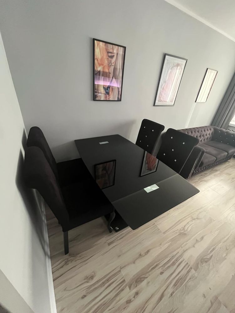 Stół szklany z czterema krzesłami + sofa bez funkcji spania