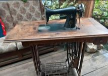 Máquina de costura ALFA 1952 com base original.