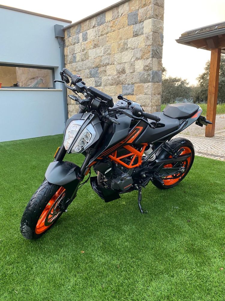 Ktm duke 125.