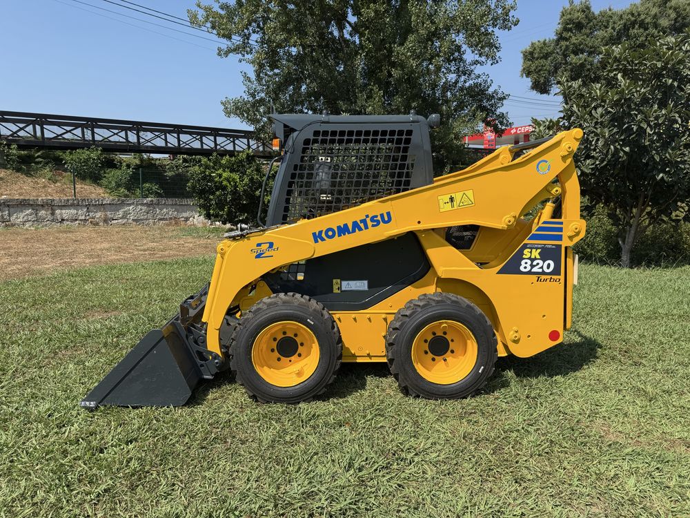 Mini Pá Komatsu SK 820