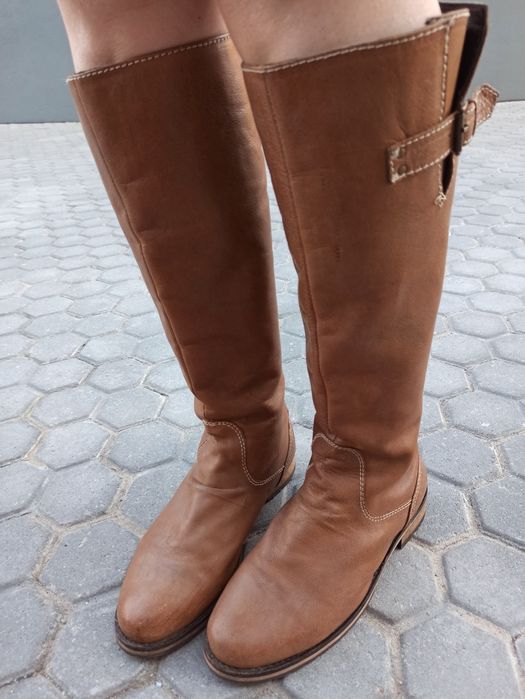 Botas pele pretas 37 e castanhas 38