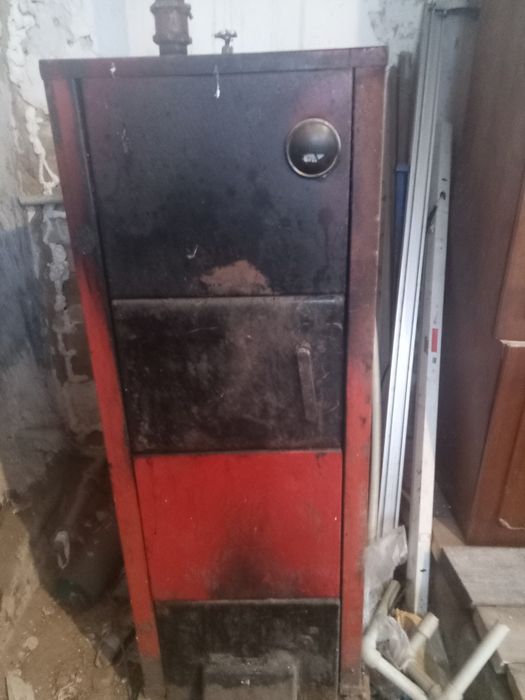 Котел твердопаливний двохконтурний  плюс радіатори , 7штук Нові..