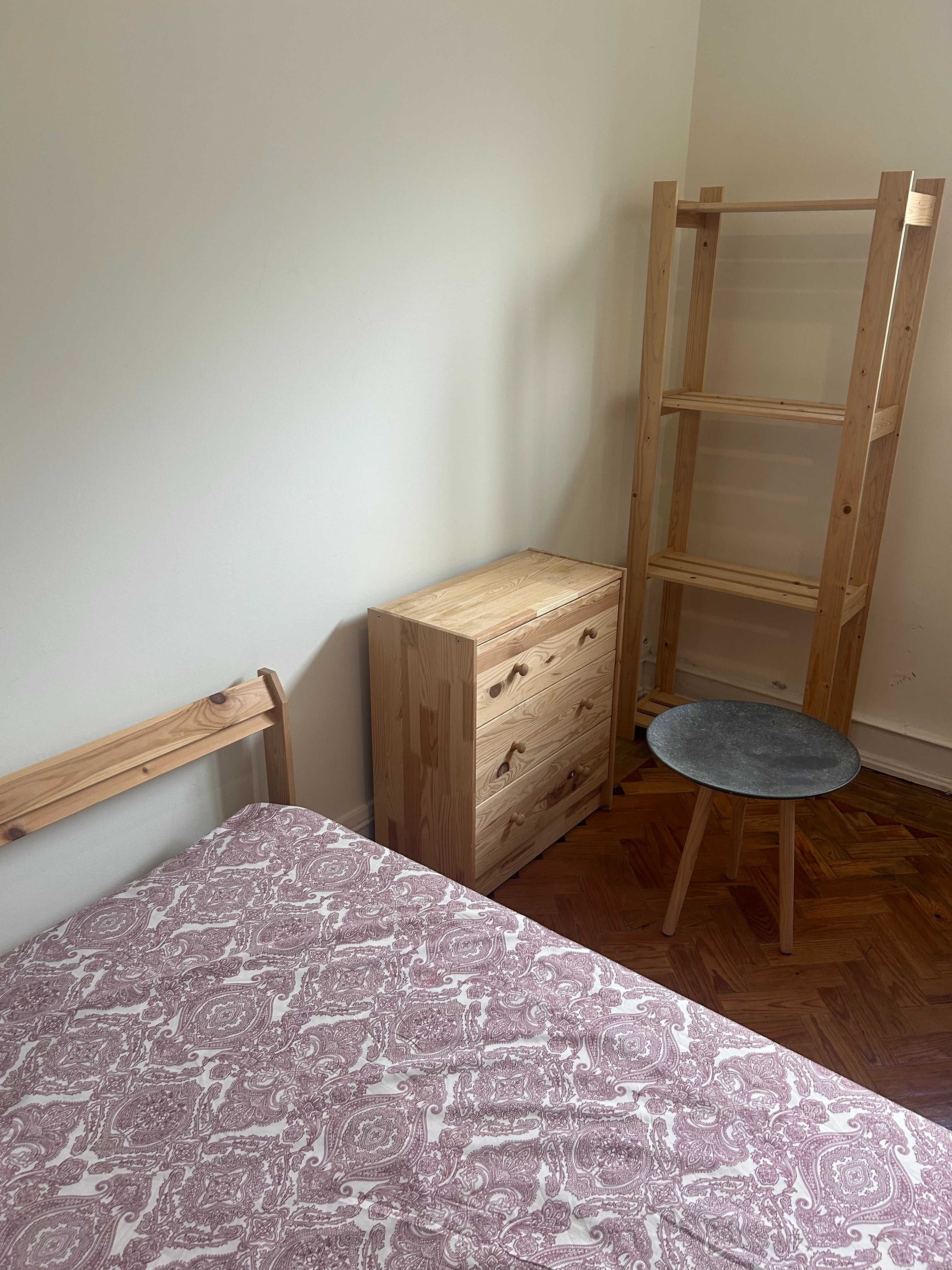 Móveis de quarto (cama completa + cómoda+ mesa de apoio)