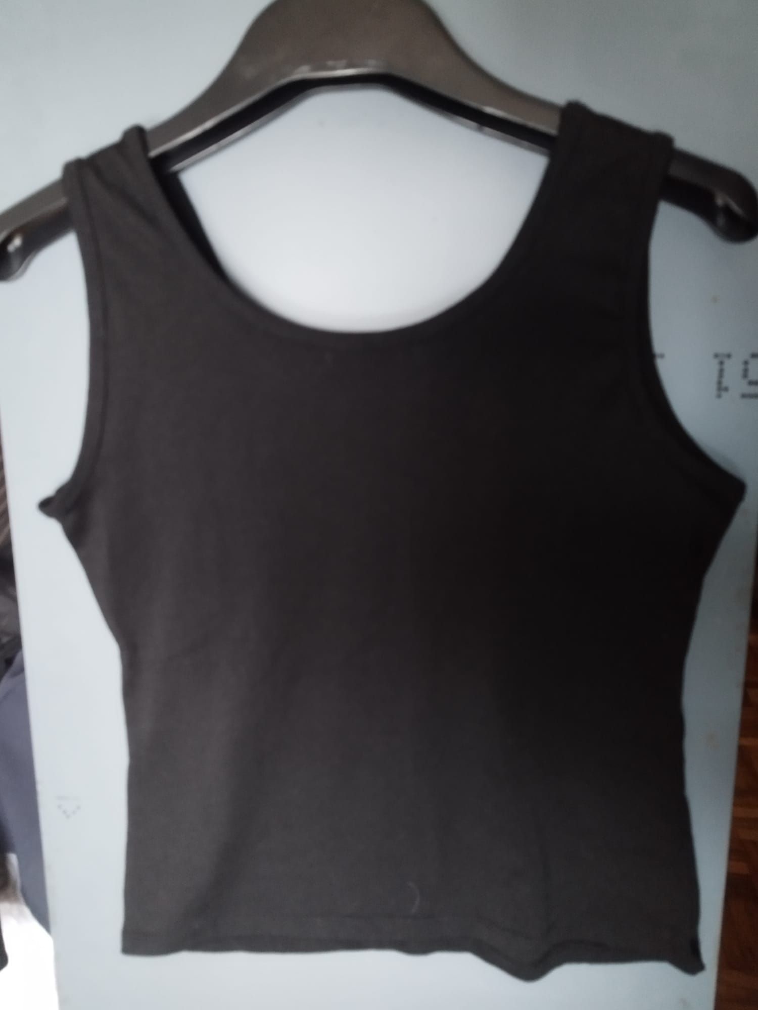 Top preto com decorações metálicas