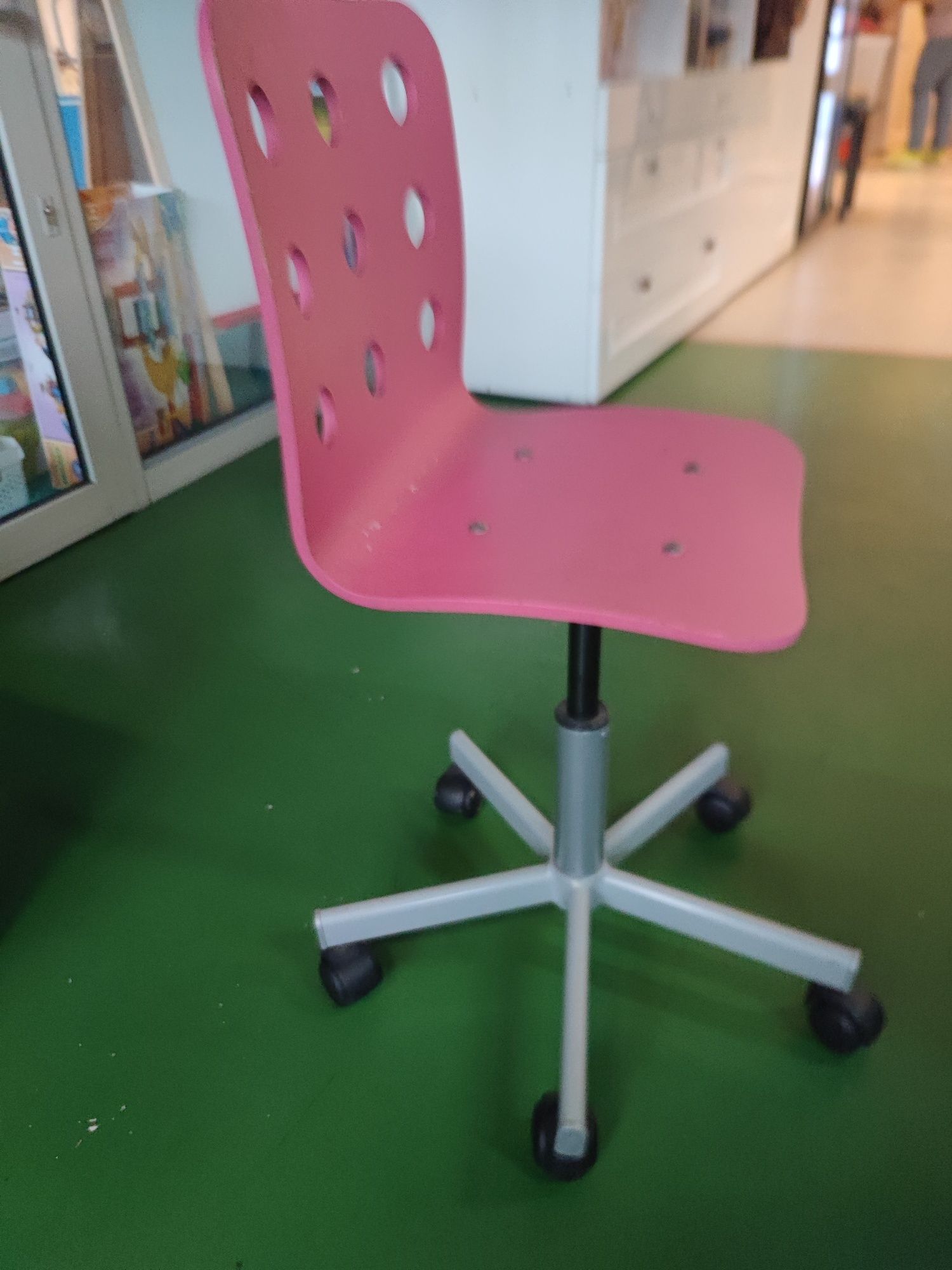 Krzesła obrotowe na kółkach do biurek dla dzieci i mlodziezy