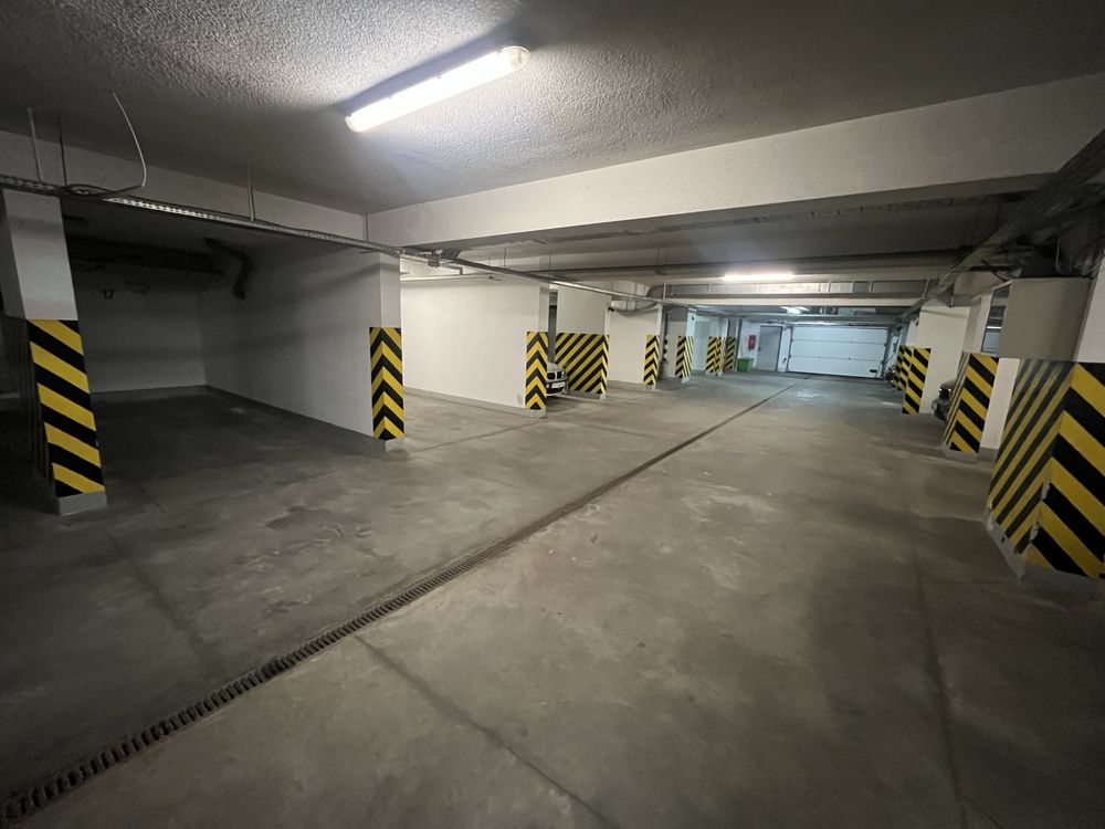 Sprzedam miejsce postojowe w hali garażowej Stróżyńskiego 15e Poznań