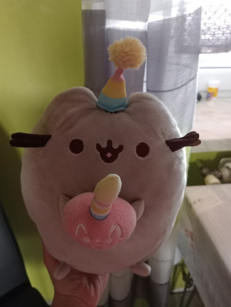 Maskotka pusheen z babeczką urodzinową z ciastkiem