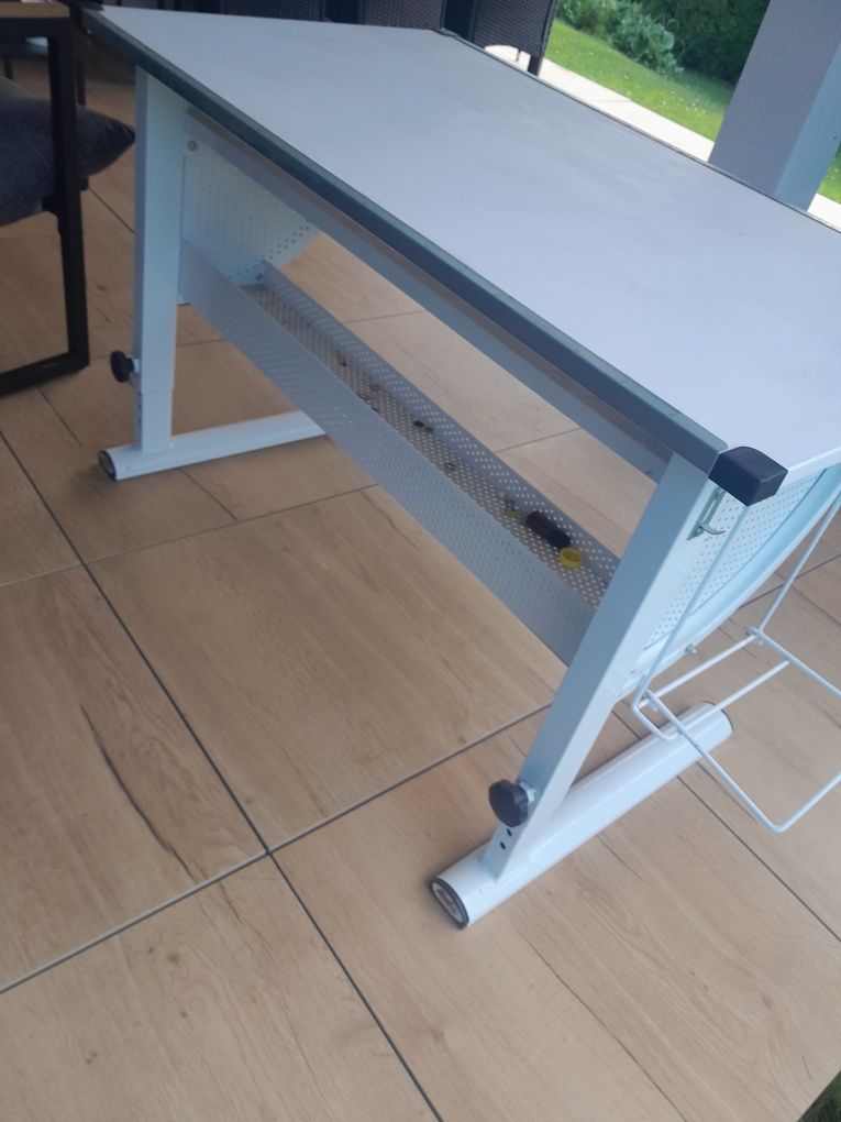 Biurko regulowane wysokość oraz kąt nachylenia