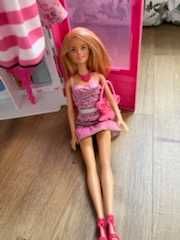 Sprzedam szafę Barbie z ubraniami i lalką