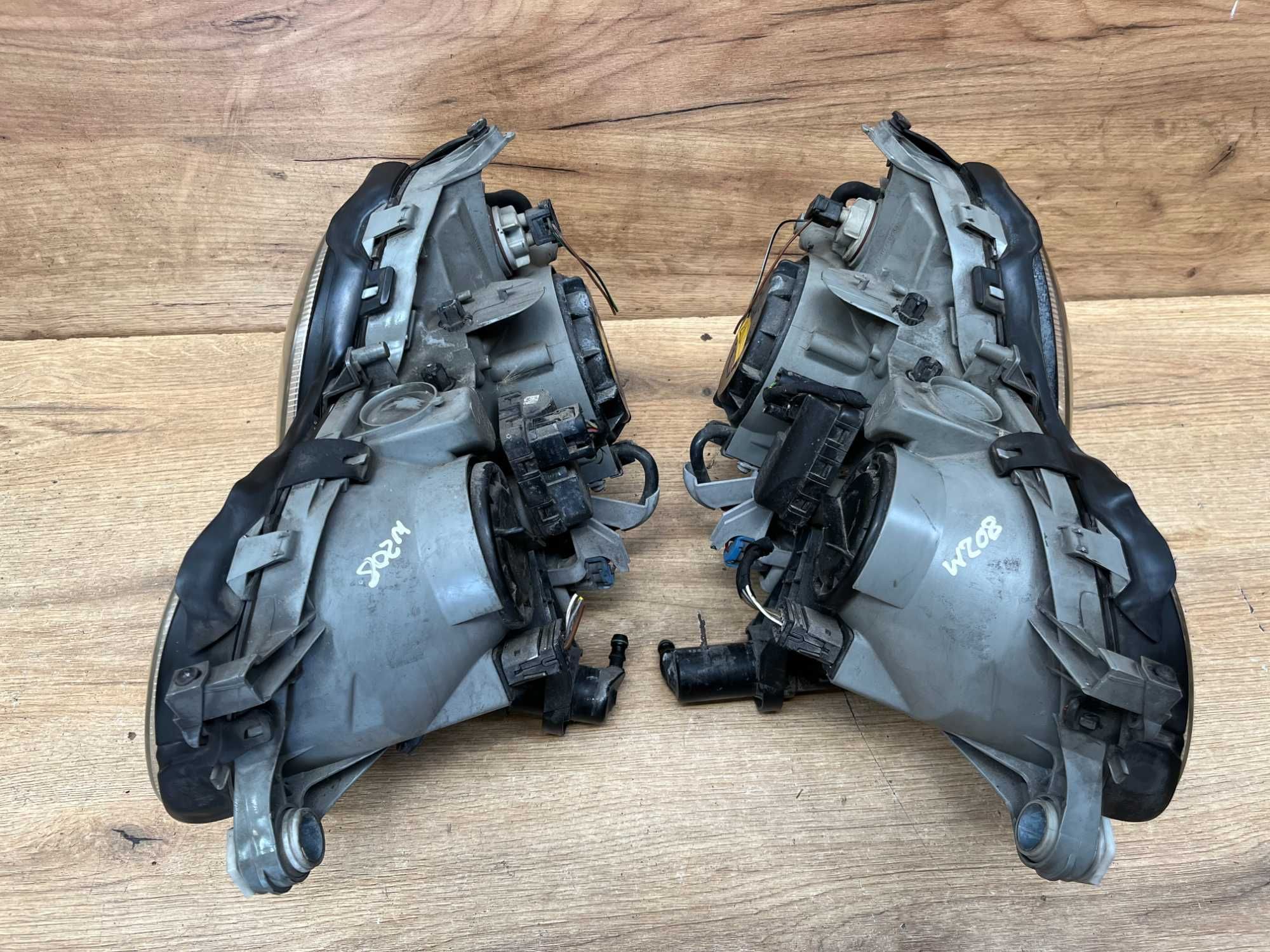 Lampa/reflektor przedni lewy prawy Mercedes W208 xenon