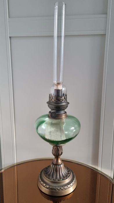 Piękna duża lampa naftowa w odcieniach zieleni