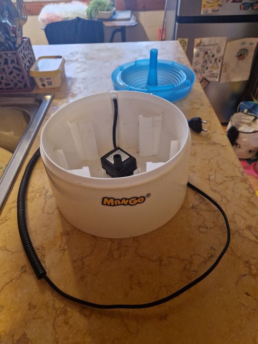 Fonte automática para gatos,praticamente nova