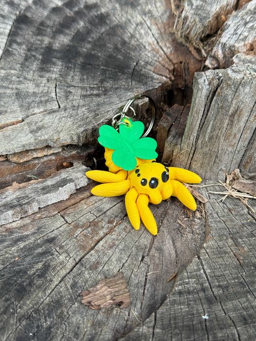 Skakun z koniczynką 3D przegubowy pajączek  – mini figurka i brelok!