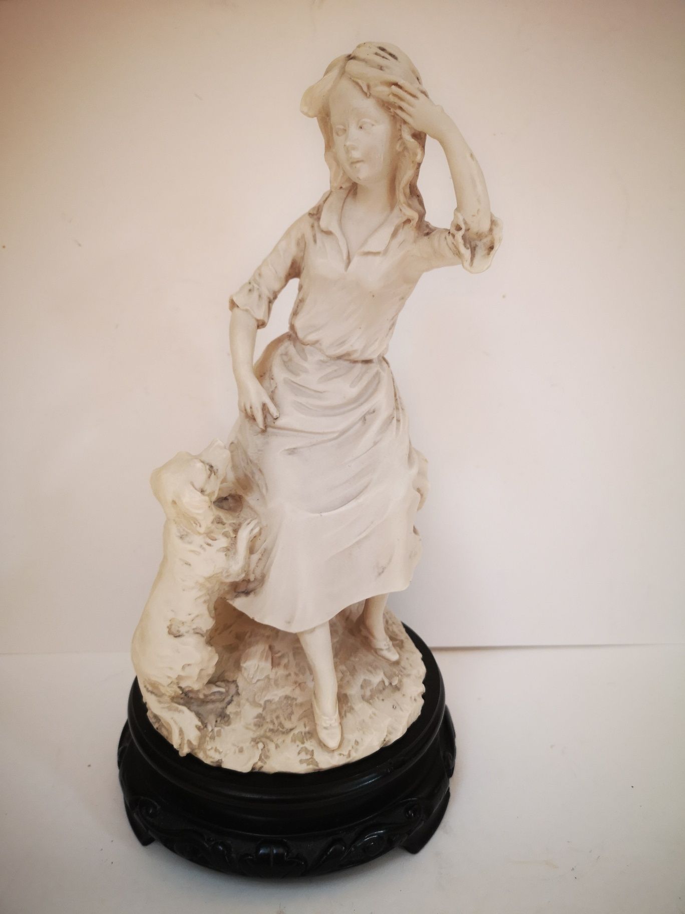 Ceramiczna, włoska figurka dziewczynki z psem LA-NUOVA SIPA