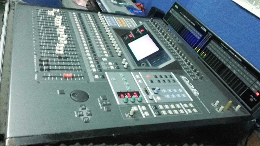 Vendo mesa digital YAMAHA 02R  de 24 canais