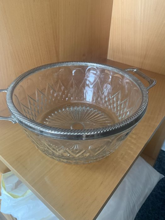 Taça de vidro com 2 pegas  , com borda em casquinha