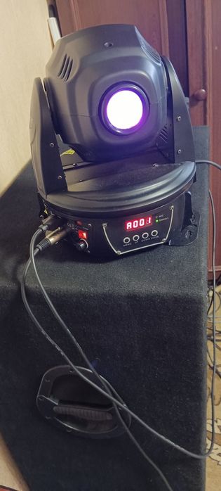 Світлова обертаюча голова