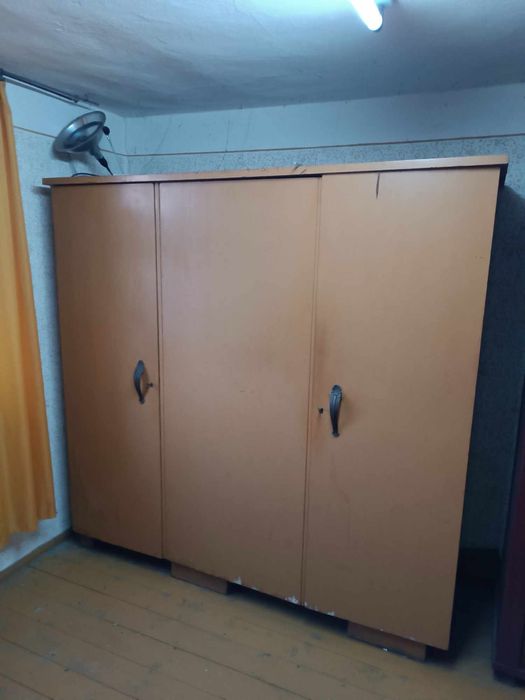 Stara drewniana szafa