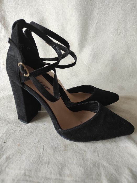Czarne zamszowe sandały na słupku z zakrytymi palcami Seastar nr 37