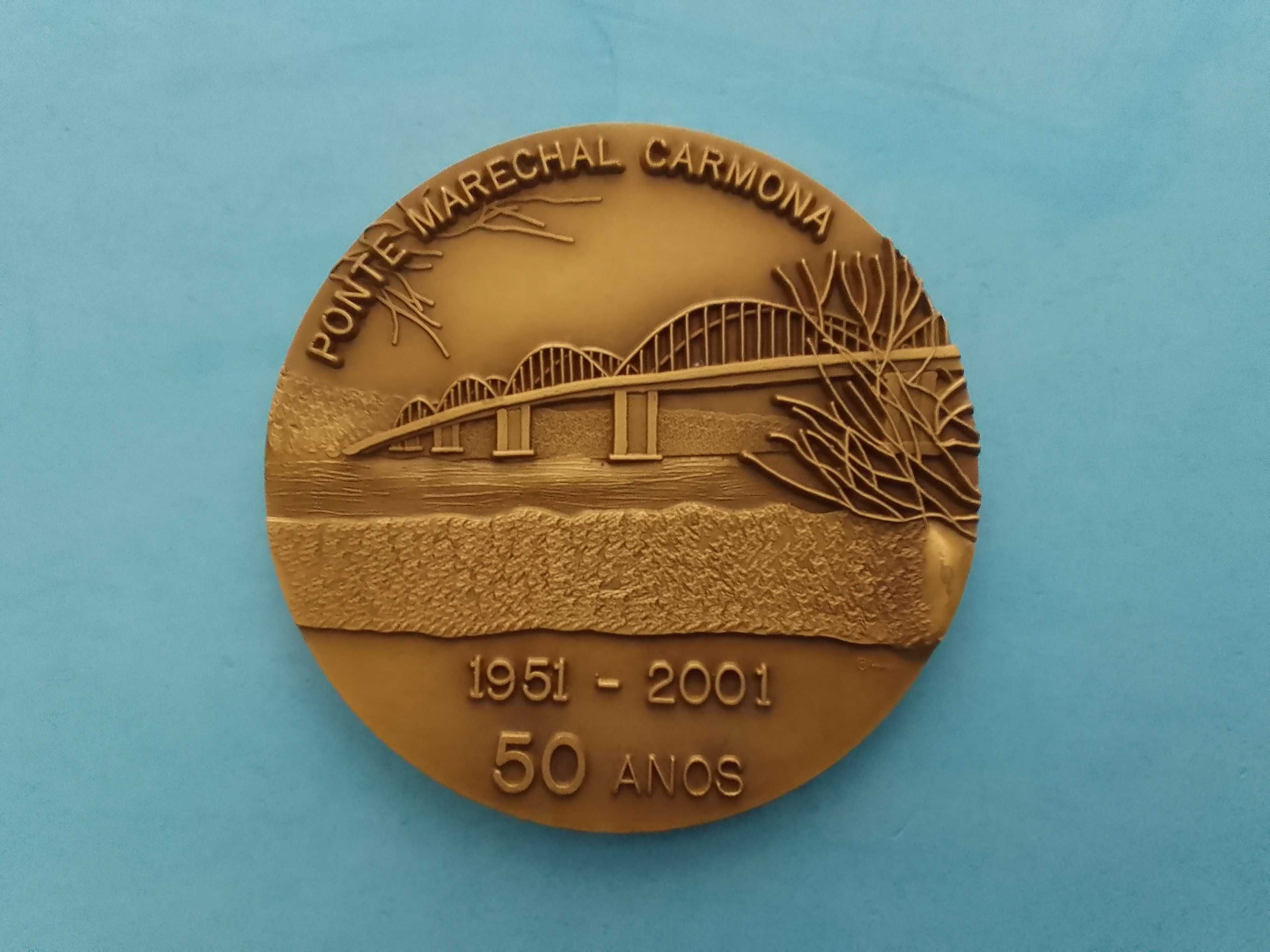 Medalhão comemorativo dos 50 anos da Ponte Marechal Carmona