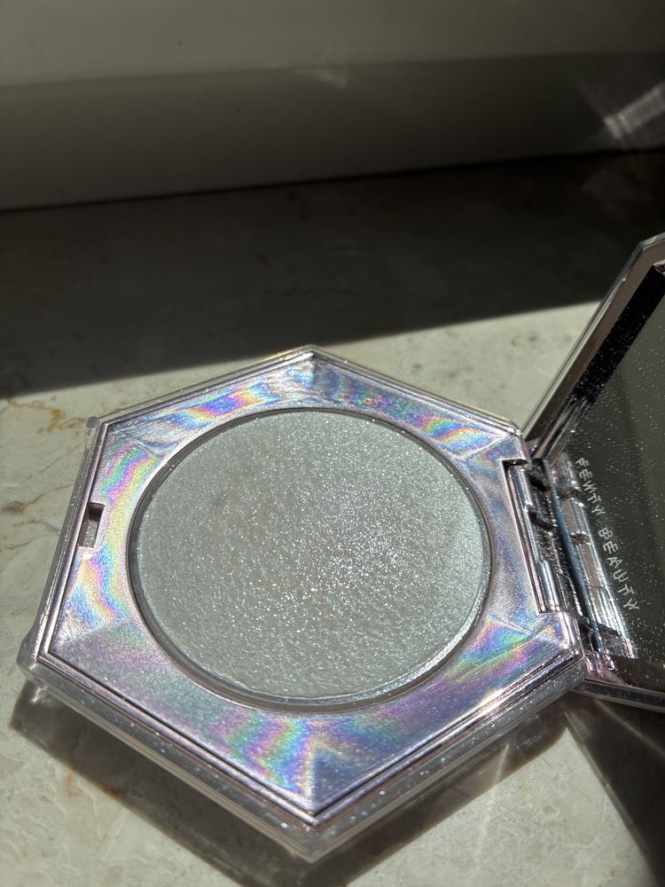 Fenty Beauty Diamond Bomb rozświetlacz