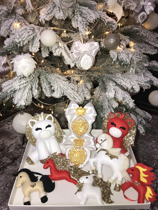 Новорічна іграшка на ялинку - подарунок. Кінь - символ року 2026