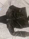 czarny dres sportowy