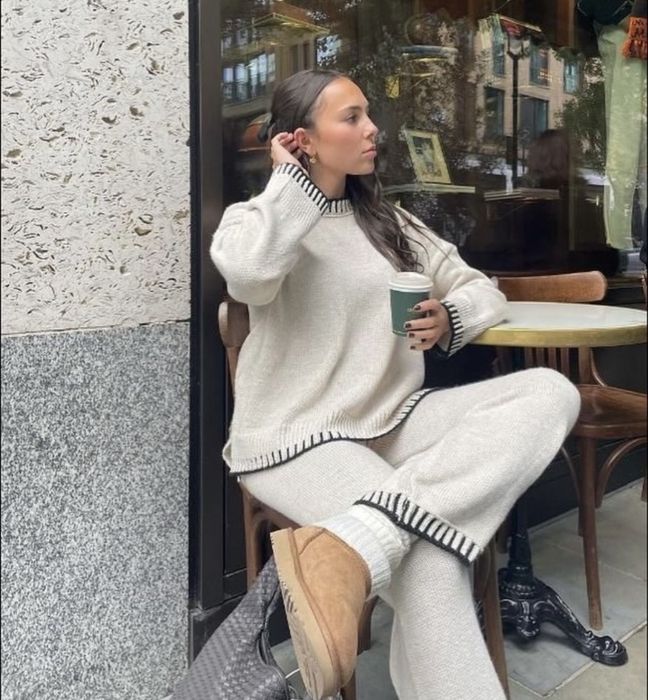 Жіночий вʼязаний костюм