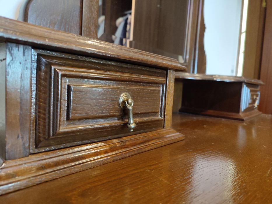 Mobilia em Castanho Maciço