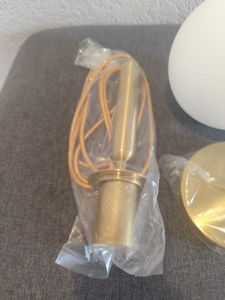 Lampa wisząca kula szkło mleczne złota oprawa