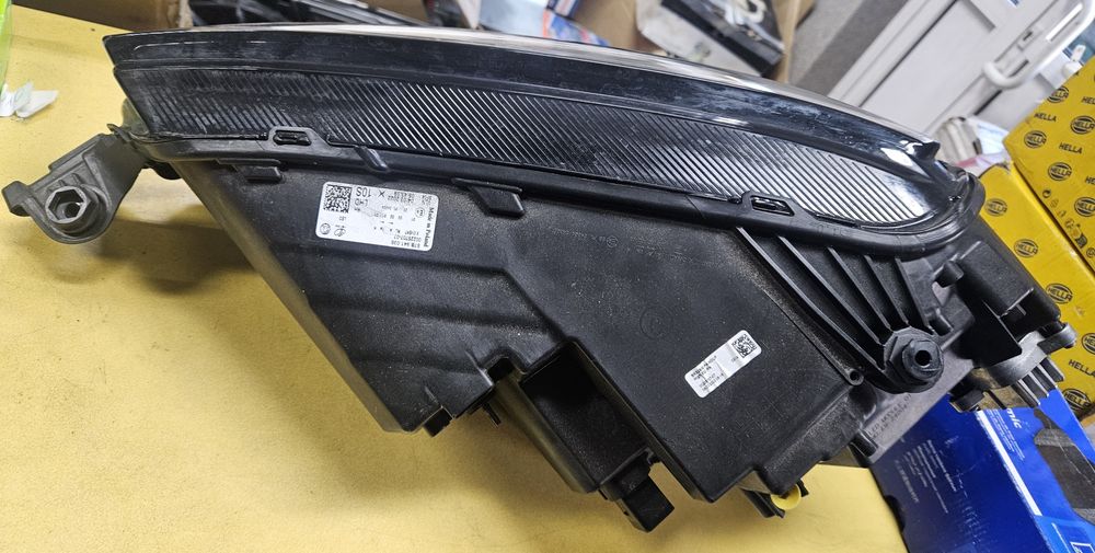 Skoda Karoq lift przednia prawa lampa full led 57B941036