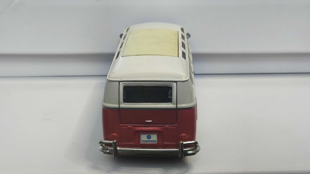Модель, машинка Volkswagen Van Samba 1.24 Maisto Red