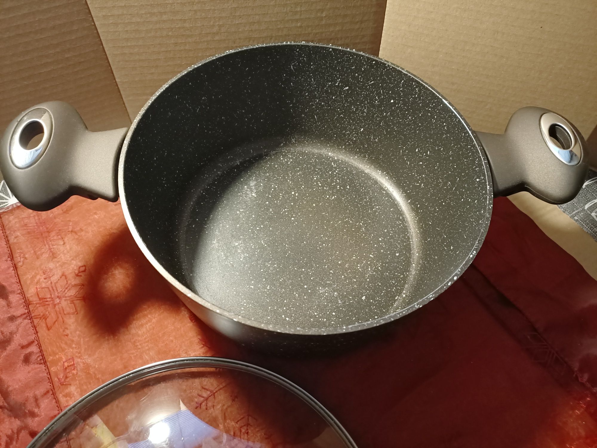 Garnek z Pokrywką o  pojemności 4 L