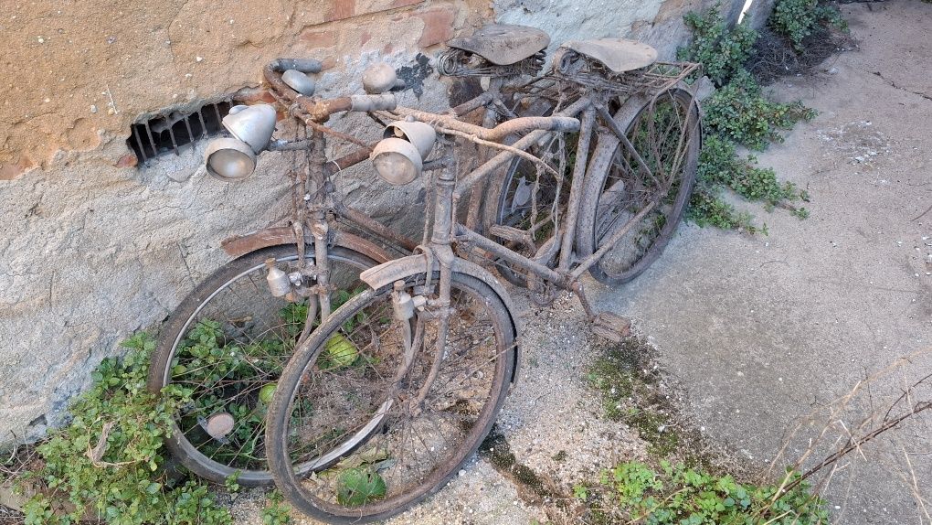 Duas bicicletas Pasteleiras antigas para recuperação