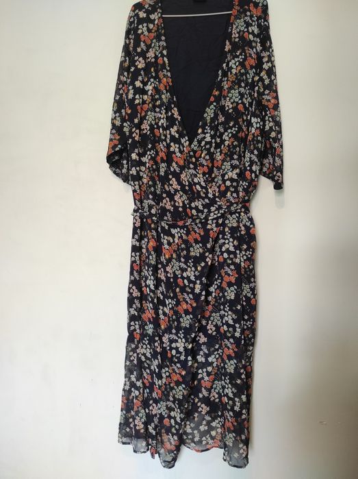 Wiązana sukienka w kwiaty na podszewce